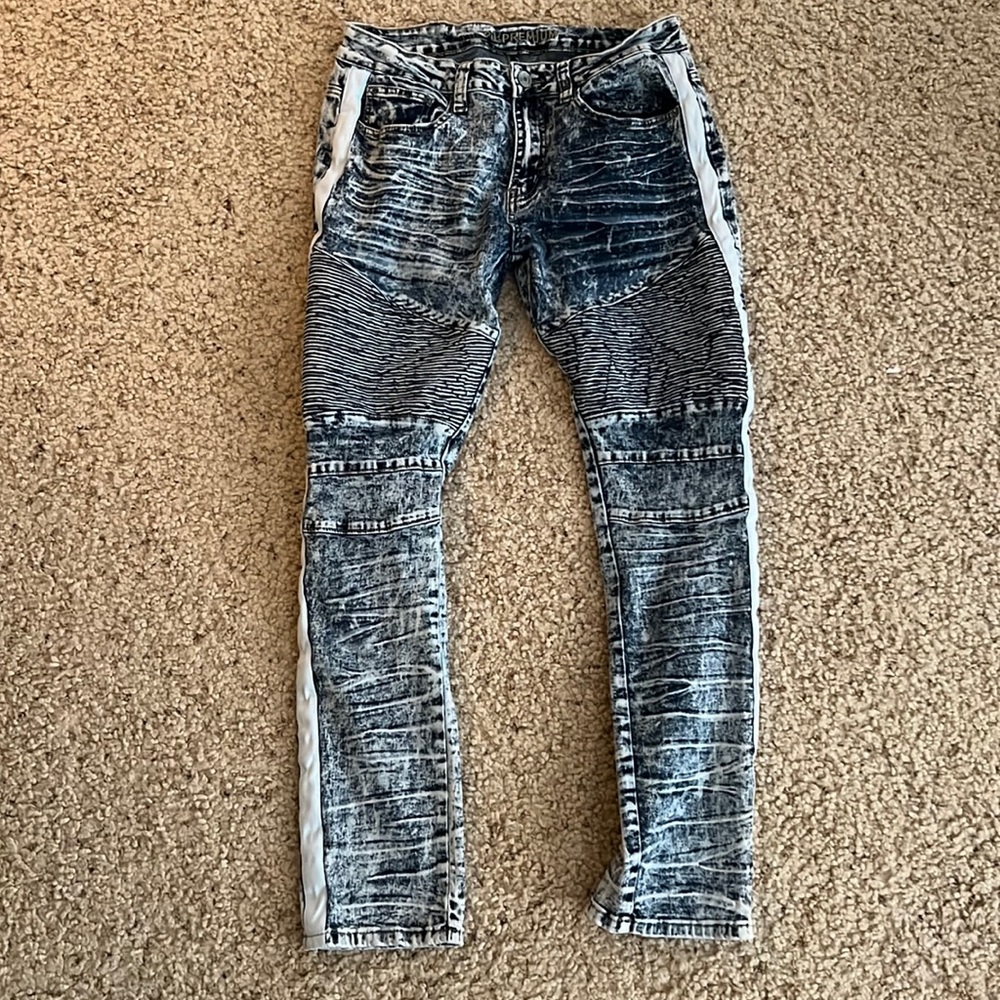 Men’s Rue 21 jeans. White detail on side